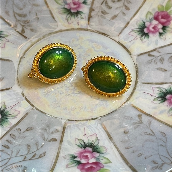 Vintage Trifari Metallic Green & Gold Tone Clip-on Earrings - Picture 5 of 7